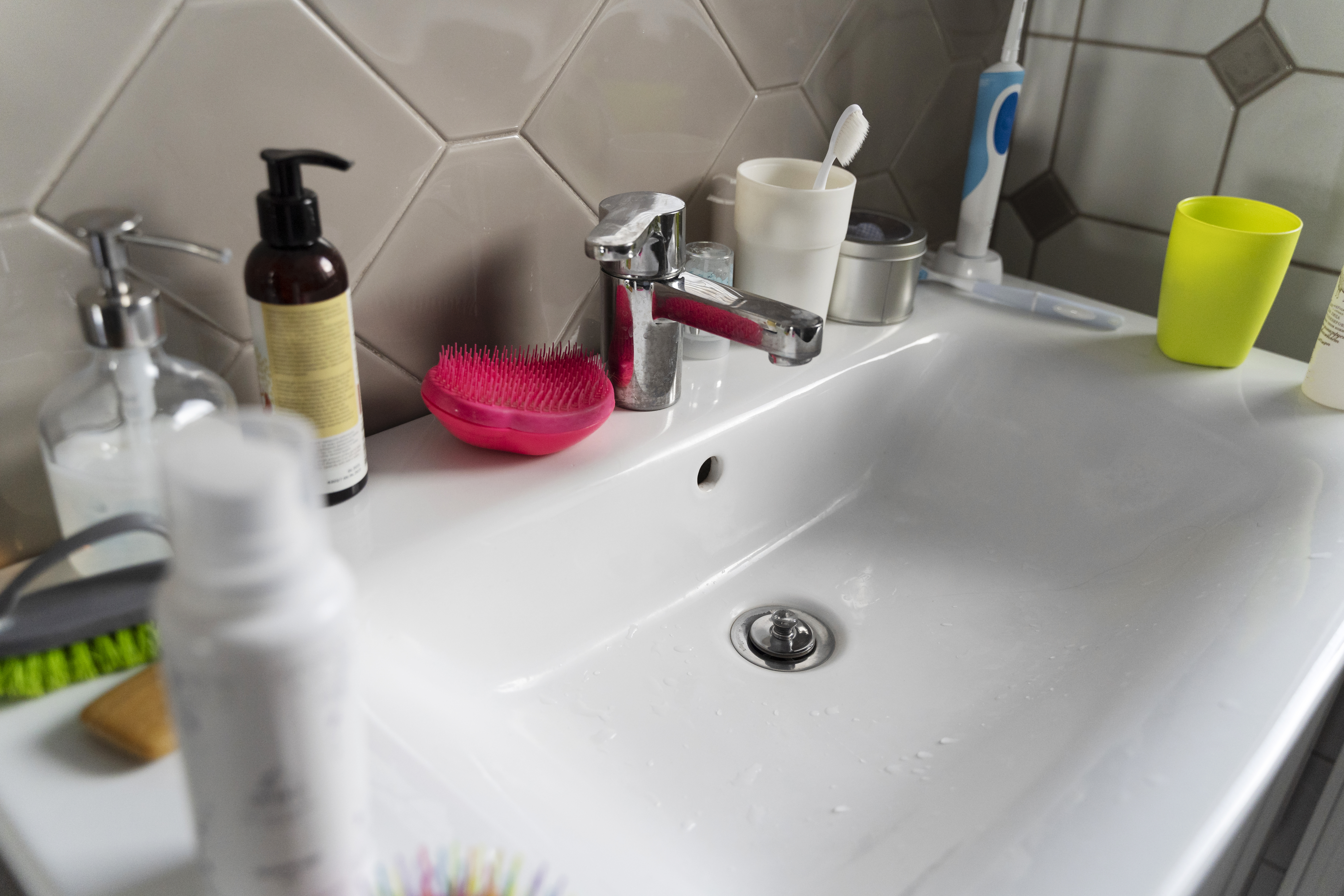 Pia do banheiro escoando devagar: motivos e soluções